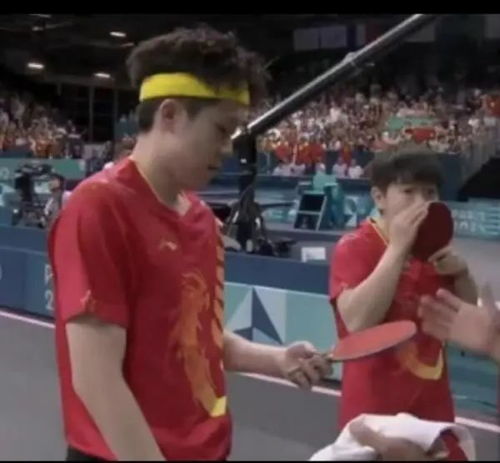 刚夺冠球拍就被摄影师踩断 王楚钦回应 多角度还原球拍被踩断最新画面